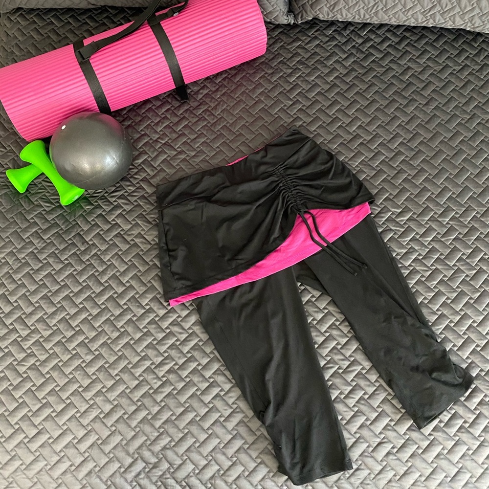 EUC Black and pink skirted capri